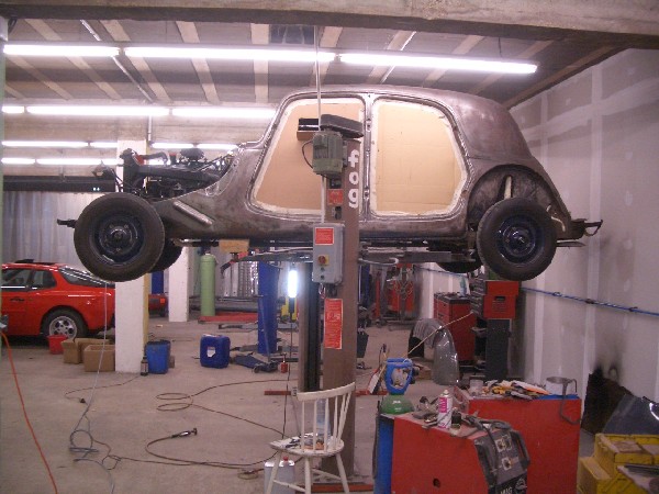 Restauration complète de la carrosserie d'une Citroën Traction de 1957.